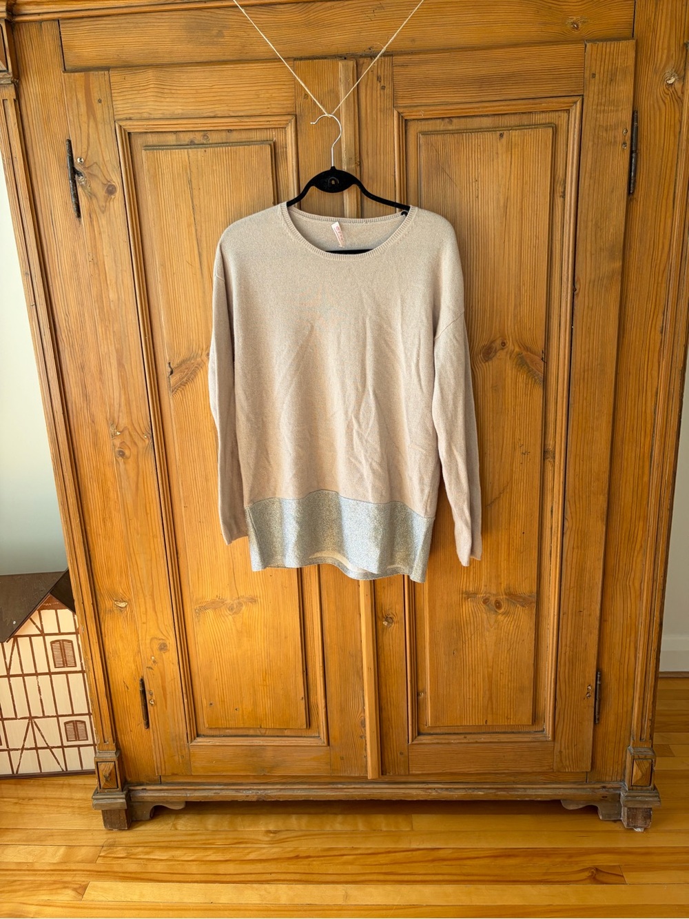 Women’s Lightweight Beige CashmereCrewneck Sweater with Contrast Silver Hem